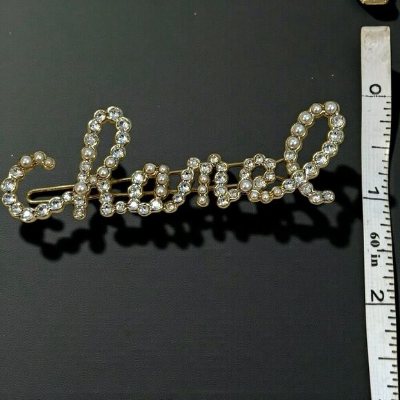 CHANEL Pearl & Crystal Script Logo Hair Clip New with Box - Picture 8 of 11